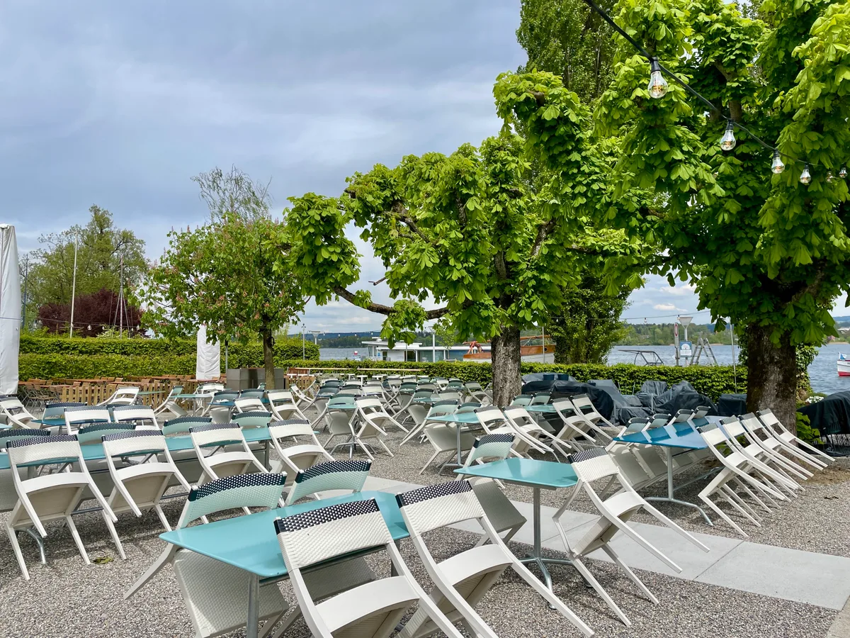 Die Gartenterrasse ist bereit und wartet nur noch auf wärmeres Wetter. Man sieht Tische und Stühle auf der Gartenterrasse der «Schifflände» in Maur.